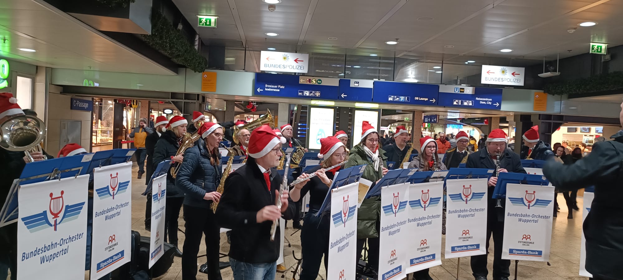 Das Bundesbahn-Orchester Wuppertal spielt Weihnachtslieder